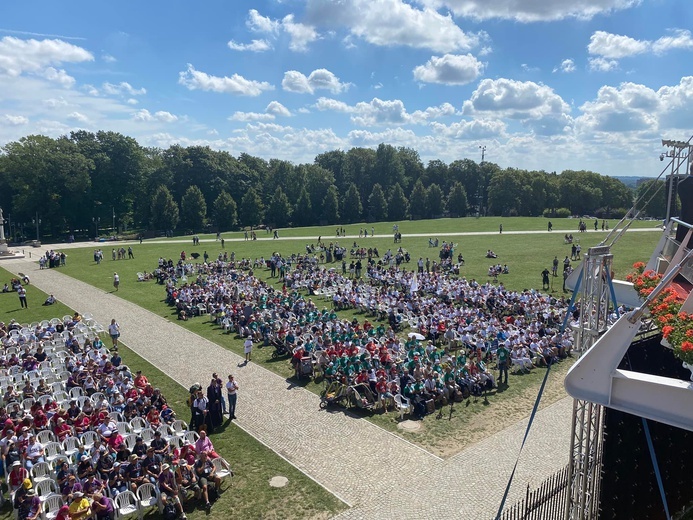 Pasterz diecezji przywitał pątników wchodzących na Jasną Górę