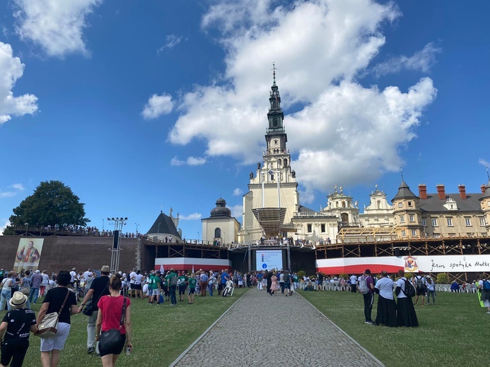 Pasterz diecezji przywitał pątników wchodzących na Jasną Górę