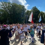 Pasterz diecezji przywitał pątników wchodzących na Jasną Górę