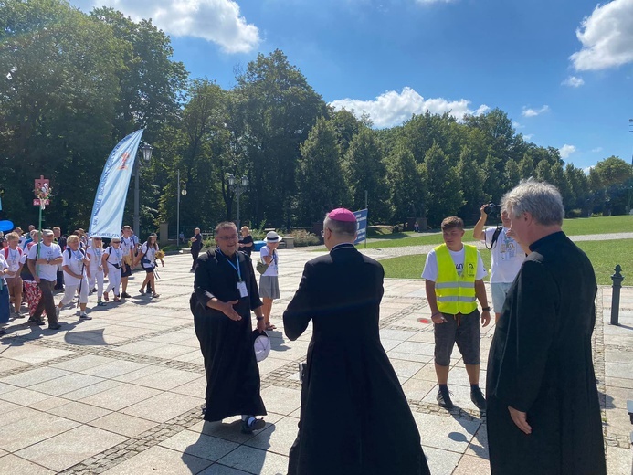 Pasterz diecezji przywitał pątników wchodzących na Jasną Górę