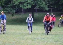 Piknik kościelny w Mojęcicach i rowerowy rajd maryjny