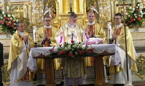 Bp Roman Pindel przewodniczy Mszy św. wieńczącej obchody jubileuszu 400-lecia zgromadzenia elżbietanek cieszyńskich.