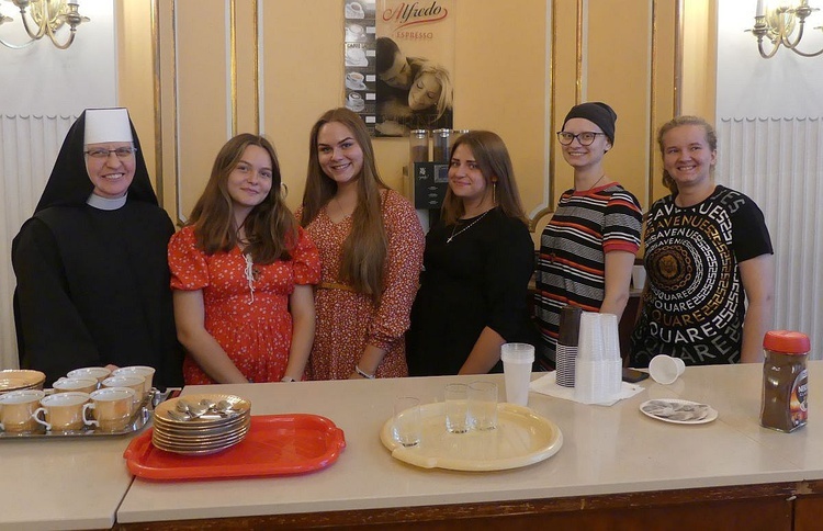 S. Noemi Haratyk z dziewczynami ze wspólnot prowadzonych przez siostry elżbietanki w cieszyńskim teatrze.
