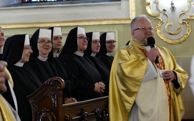 Ks. proboszcz Tomasz Kotlarski i świętujące 400-lecie swojego zgromadzenia siostry elżbietanki cieszyńskie.