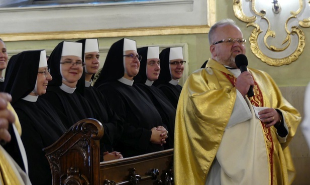 Ks. proboszcz Tomasz Kotlarski i świętujące 400-lecie swojego zgromadzenia siostry elżbietanki cieszyńskie.