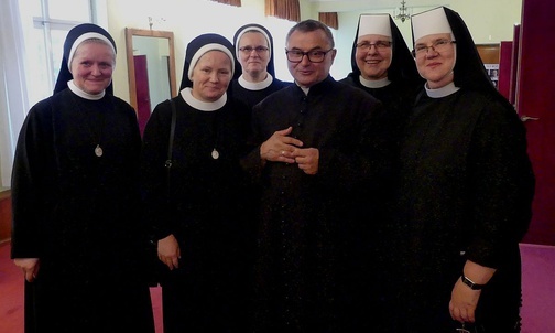 Siostry elżbietanki i siostry-goście z ks. Zdzisławem Grochalem - niegdyś proboszczem parafii św. Elżbiety w Cieszynie.