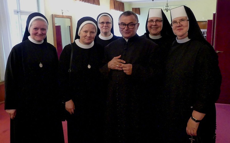 Siostry elżbietanki i siostry-goście z ks. Zdzisławem Grochalem - niegdyś proboszczem parafii św. Elżbiety w Cieszynie.