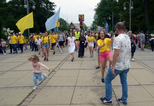 Pielgrzymka z diecezji radomskiej weszła na Jasną Górę