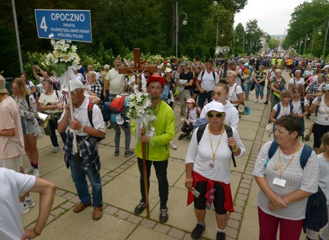 Pielgrzymka z diecezji radomskiej weszła na Jasną Górę