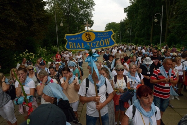 Pielgrzymka z diecezji radomskiej weszła na Jasną Górę