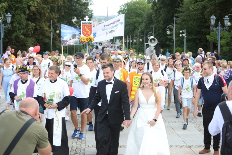 Pielgrzymów z Andrychowa prowadził ks. Sławomir Młodzik - z małżonkami: Wiktorią i Dawidem.