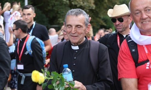 Jubilat ks. prał. Stefan Sputek na czele pielgrzymów z Cieszyna.