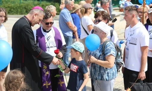 Bp Roman Pindel witał pielgrzymów - od najmłodszych po najstarszych.