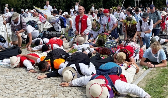 To pierwszy pokłon u stóp Jasnogórskiej Pani.