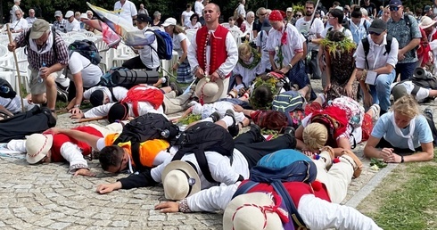 To pierwszy pokłon u stóp Jasnogórskiej Pani.