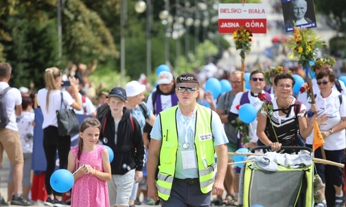Wkraczają pątnicy z głównej grupy, którzy przyszli tym razem z Wilamowic, od św. Bilczewskiego.