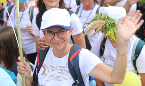 Czechowiccy pątnicy w koszulkach ze słowami: "Jestem posłany!".