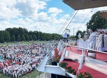 Wspólne pielgrzymowanie do Pani Jasnogórskiej zakończyła polowa Msza św. pod przewodnictwem bp. Romana Pindla.