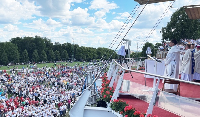 Wspólne pielgrzymowanie do Pani Jasnogórskiej zakończyła polowa Msza św. pod przewodnictwem bp. Romana Pindla.