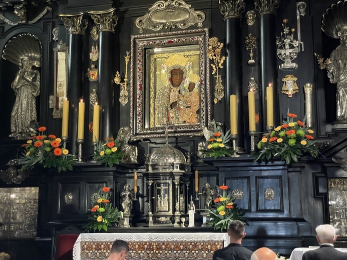 Pielgrzymi modlili się najpierw przed obrazem w kaplicy.