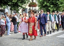 W ostatnim dniu festiwalu burmistrz poprowadził poloneza w tradycyjnym żupanie.