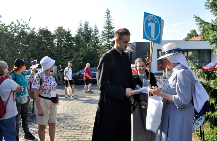 Bp Andrzej Czaja pobłogosławił 46. Pieszą Pielgrzymkę Opolską na Jasną Górę