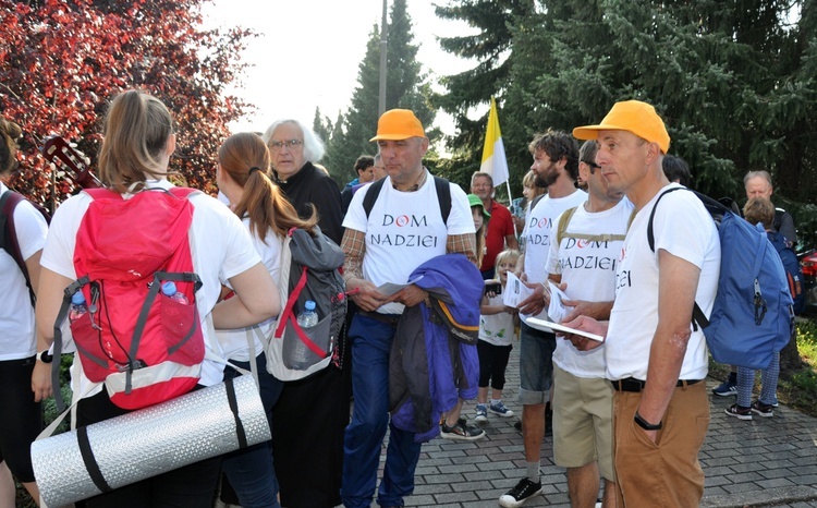 Bp Andrzej Czaja pobłogosławił 46. Pieszą Pielgrzymkę Opolską na Jasną Górę