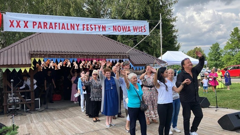 Nowa Wieś. Na odpuście biskup zatańczył poloneza