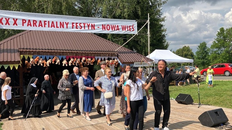 Nowa Wieś. Na odpuście biskup zatańczył poloneza