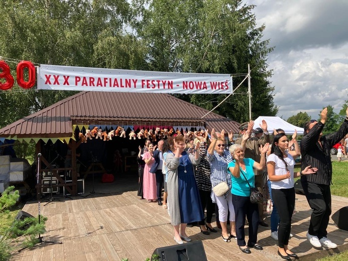 Nowa Wieś. Na odpuście biskup zatańczył poloneza