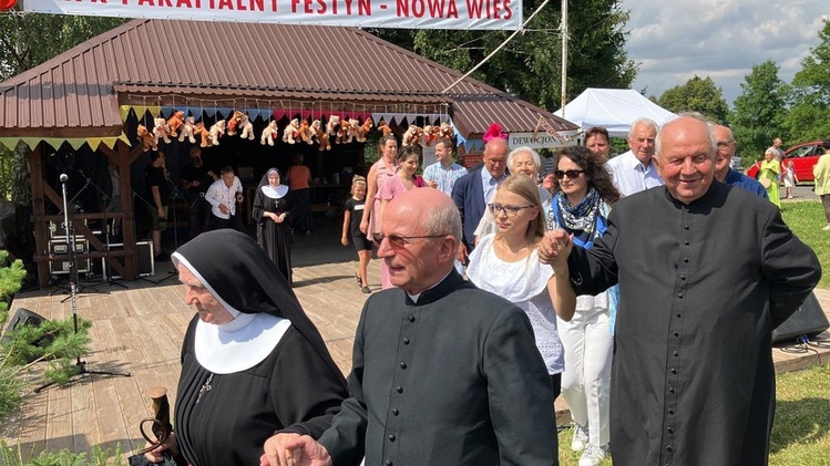 Nowa Wieś. Na odpuście biskup zatańczył poloneza