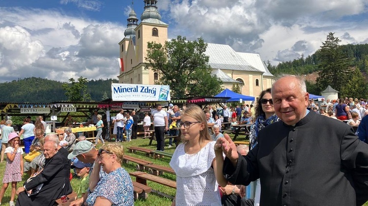 Nowa Wieś. Na odpuście biskup zatańczył poloneza