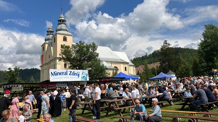 Nowa Wieś. Na odpuście biskup zatańczył poloneza