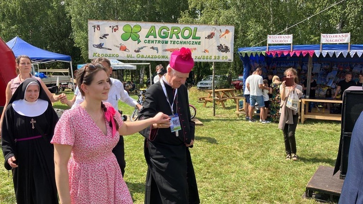 Nowa Wieś. Na odpuście biskup zatańczył poloneza