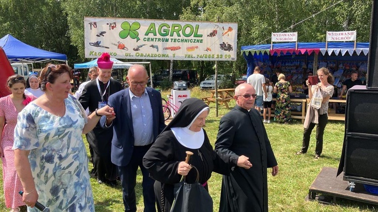 Nowa Wieś. Na odpuście biskup zatańczył poloneza