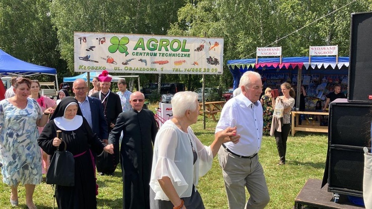 Nowa Wieś. Na odpuście biskup zatańczył poloneza