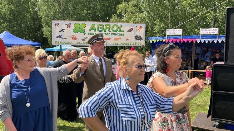 Nowa Wieś. Na odpuście biskup zatańczył poloneza