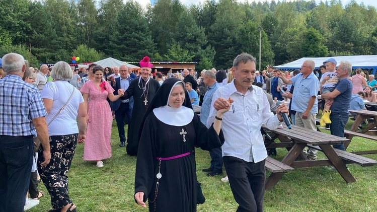 Nowa Wieś. Na odpuście biskup zatańczył poloneza