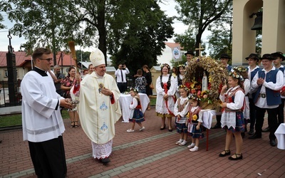 Wieńce dożynkowe poświęcił bp K. Nitkiewicz.