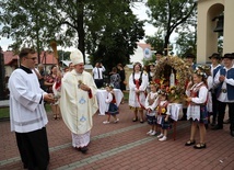 Wieńce dożynkowe poświęcił bp K. Nitkiewicz.