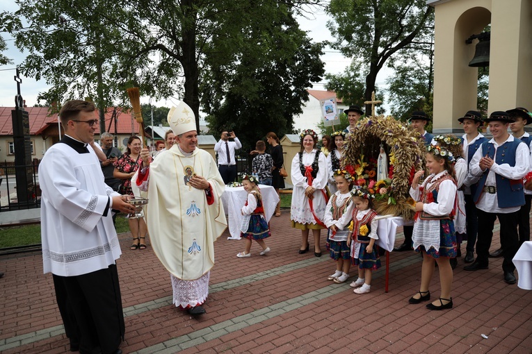 Wieńce dożynkowe poświęcił bp K. Nitkiewicz.