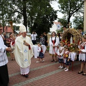 Wieńce dożynkowe poświęcił bp K. Nitkiewicz.