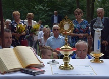 U Matki z bukietami kwiatów i ziół