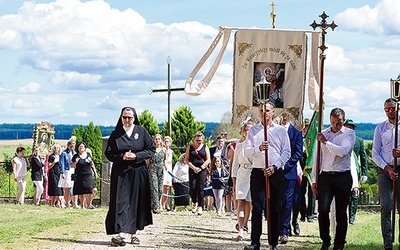 	Msza św. zakończyła się procesją eucharystyczną wokół świątyni.