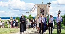 	Msza św. zakończyła się procesją eucharystyczną wokół świątyni.