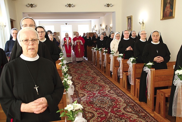 	Zakonnice odnowiły zobowiązanie do ubóstwa, czystości i posłuszeństwa. Modlił się za nie bp Roman Marcinkowski.