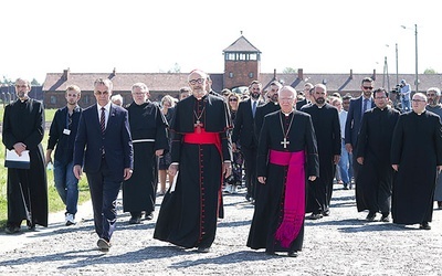 ▲	Uczestnicy modlitwy przeszli drogą, którą ona pokonała, kiedy  szła na śmierć.