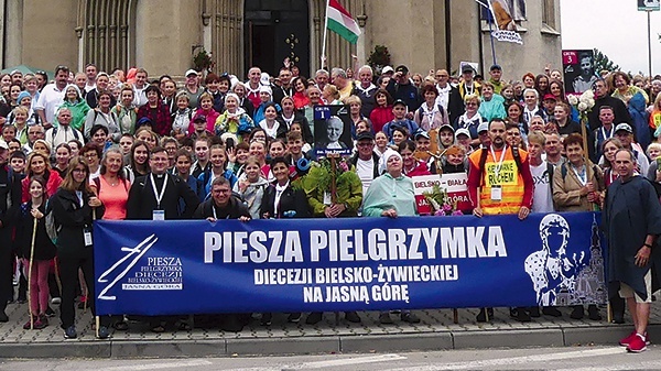 ▲	Część tegorocznych pielgrzymów – w Wilamowicach.