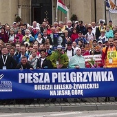 ▲	Część tegorocznych pielgrzymów – w Wilamowicach.