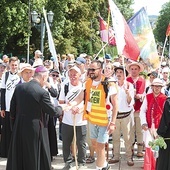 Bp Roman Pindel witał też tych, których wcześniej żegnał w sanktuarium w Wilamowicach.